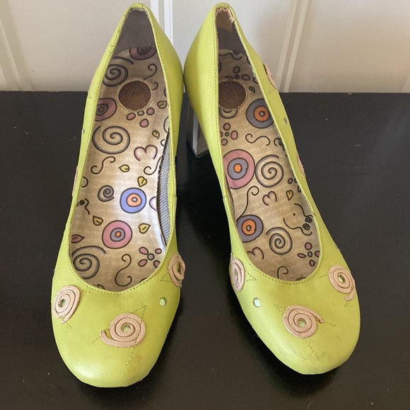 MORENATO Lime green funky heels.  Super comfortable with cool tan swirl details. - Picture 5 of 12